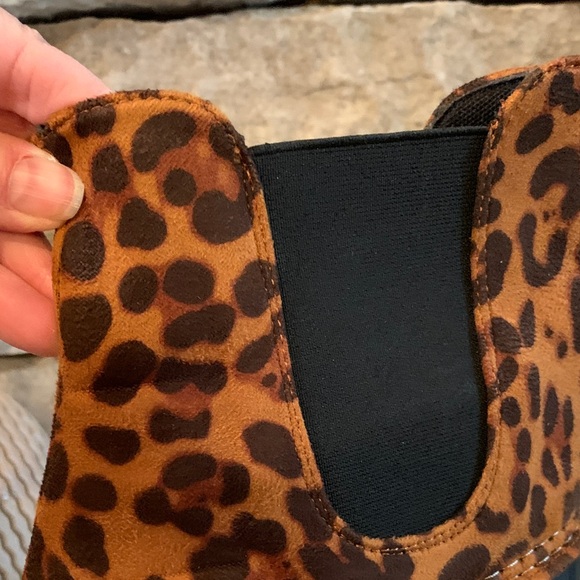 Leopard Print Women's Winter Boots - Picture 5 of 8
